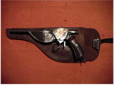 Hace unos días encontré por casualidad en una web extranjera un arma a la venta que hacía muchos años 151