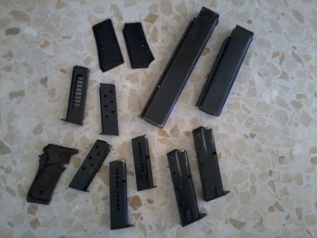 vendo los siguientes articulos:
cargador Cz70 7.65mm juego cachas negras y cargador 50€
cargador Mauser 00