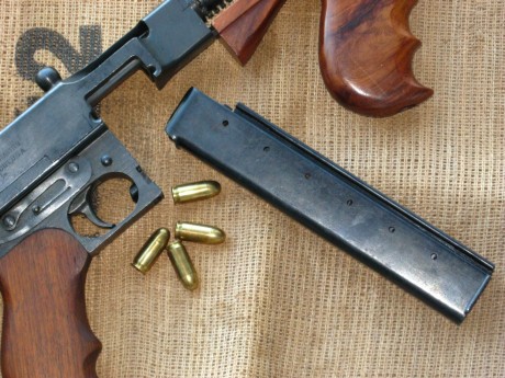 Hola
Vendo cargador original 2ºG. M  en muy buen estado (practicamente nuevo) del subfusil americano Thompson, 00