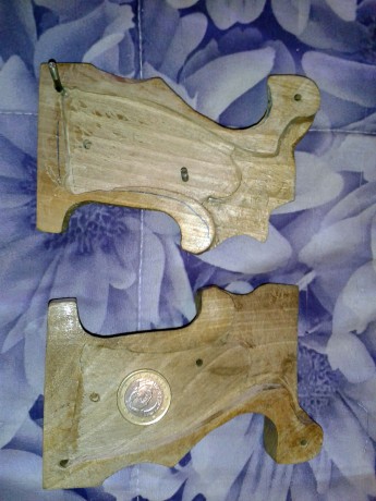 VENDO cacha para revolver

adaptable a varios modelos, yo la tenia en un colt cobra, pero se puede poner 132