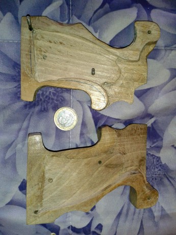 VENDO cacha para revolver

adaptable a varios modelos, yo la tenia en un colt cobra, pero se puede poner 131