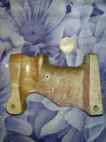 VENDO cacha para revolver

adaptable a varios modelos, yo la tenia en un colt cobra, pero se puede poner 141