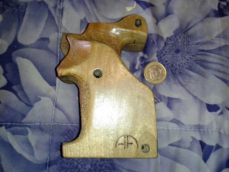 VENDO cacha para revolver

adaptable a varios modelos, yo la tenia en un colt cobra, pero se puede poner 10