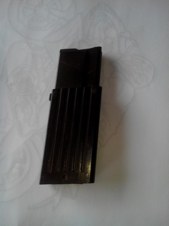 Vendo éste cargador para carabina ERMA ESG 22 en calibre .22 WMR. 25€
Carabina que es una modificación 01