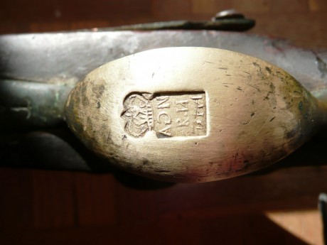 Es un arma centenaria de avancarga y en el guardamanos tiene este sello, no he encontrado referencias 10