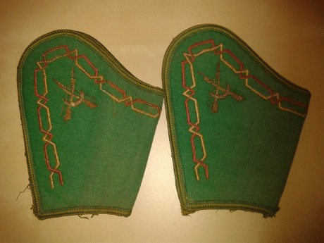 VENDO ANTIGUAS MANOPLAS DE GASTADOR DE LOS AÑOS 40-60 DEL GRUPO DE FUERZAS REGULARES ALHUCEMAS 5, BORDADAS 00