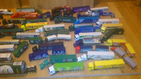 Vendo colección de camiones. 
Son 50 camiones en total.
Precio 50 euros 02