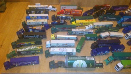 Vendo colección de camiones. 
Son 50 camiones en total.
Precio 50 euros 01
