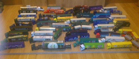 Vendo colección de camiones. 
Son 50 camiones en total.
Precio 50 euros 00