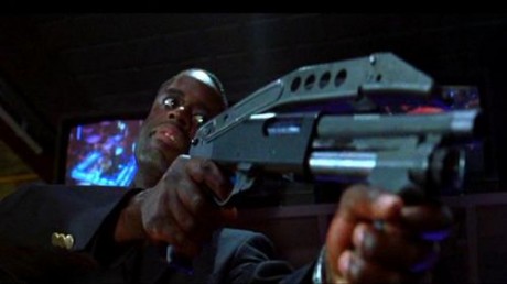 Compañeros,

En vista de las ganas de algunos (Elcafe, Wilcow, Vrakk, etc) por adivinar armas de películas 50