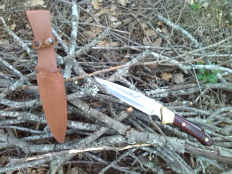 Tenía muchas ganas de presentar este viejo cuchillo de la marca española Nieto, el modelo “El Gran Cazador” 21