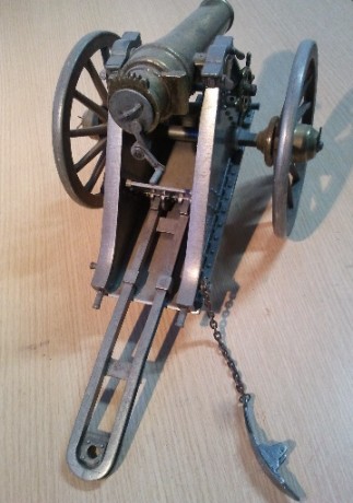 Casualmente me encontré con la replica a escala de un ejemplar de un mortero Mata de bronce comprimido 42