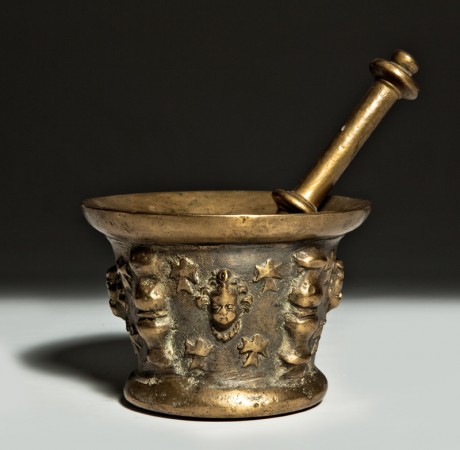 Casualmente me encontré con la replica a escala de un ejemplar de un mortero Mata de bronce comprimido 70