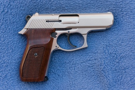 De mi coleccion personal, pongo a la venta esta detonadora. Se trata de una Mauser HSC 90 de 9mm PAK en 01