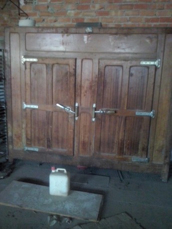 vendo nevera de madera sin motor en buen estado se puede dejar tal cual o restaurarla por fuera pero perderia 02