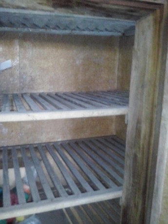 vendo nevera de madera sin motor en buen estado se puede dejar tal cual o restaurarla por fuera pero perderia 01