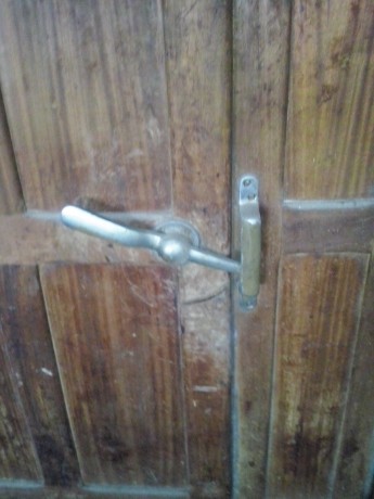 vendo nevera de madera sin motor en buen estado se puede dejar tal cual o restaurarla por fuera pero perderia 00