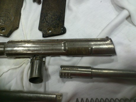 Hola,acabo de adquirir una astra 400 en la subasta de mi zona y tengo una duda,esta pistola no tiene ningun 12