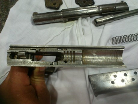 Hola,acabo de adquirir una astra 400 en la subasta de mi zona y tengo una duda,esta pistola no tiene ningun 21