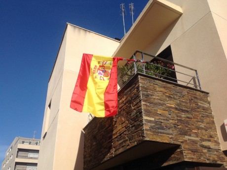 Buffff...ayer colgué una vez más la bandera de España en mi balcón ....es un ritual que repito cada vez 00