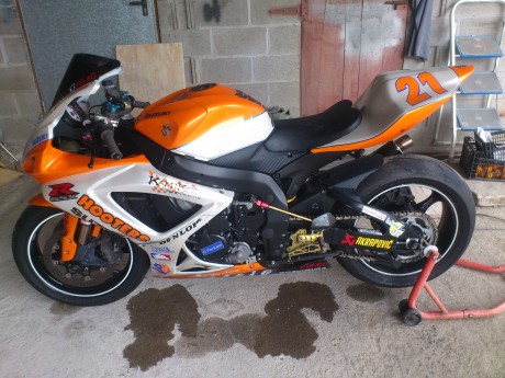 Buenas.

He abierto este post para que todos los foreros a los que nos van las motos podamos compartir 72