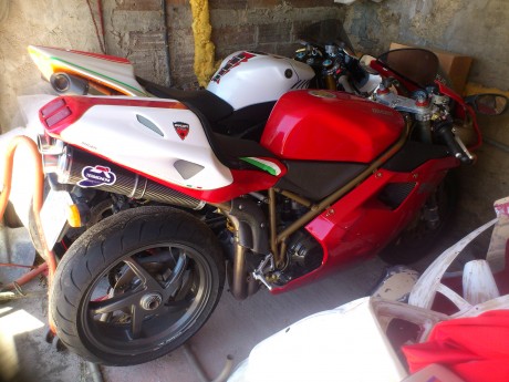 Buenas.

He abierto este post para que todos los foreros a los que nos van las motos podamos compartir 70
