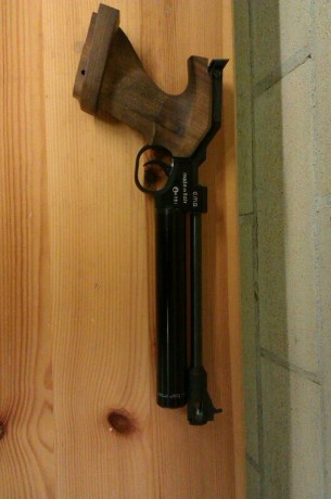 Hola,

Estoy buscando información de esta pistola y no encuentro nada.

Alguien tiene algún dato.

Saludos. 01