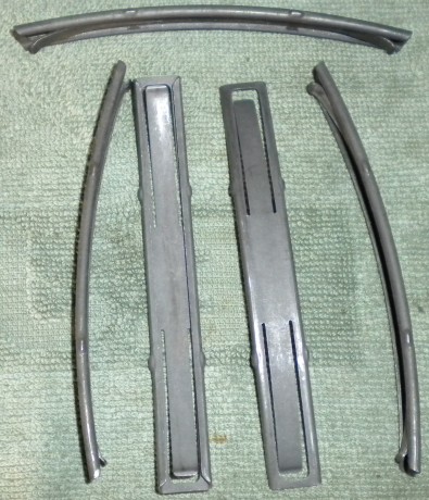 Se venden estos artículos para el vz58:

- Guardamanos de plástico, estado nuevo (30 euros).
- Cargador 02