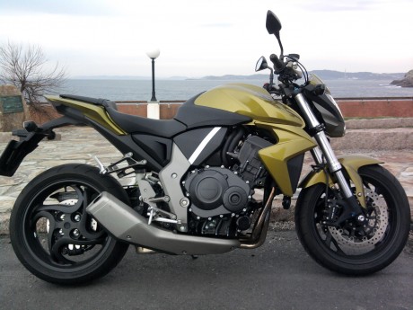 Buenas.

He abierto este post para que todos los foreros a los que nos van las motos podamos compartir 61