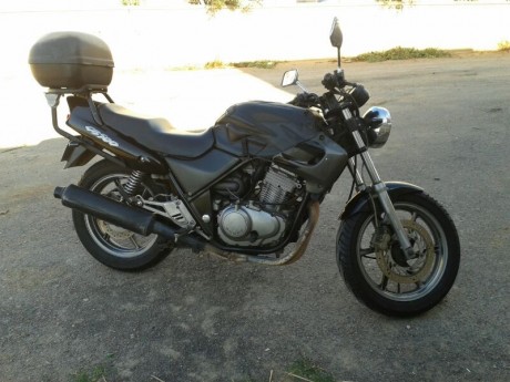   Se Vende Honda CB500 en buen estado. ITV hasta Octubre del 2015, maletín y cubre-deposito. Tubo de escape 01