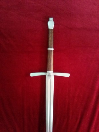 hola
quero presentarles dos espadas de corte que acaban de salir de mi taller.
espero que os guste.

un 12