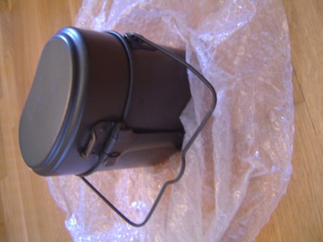 El conjunto de marmita es de aluminio, exteriormente la pintura esta nueva y ha tenido poco uso excepto 02