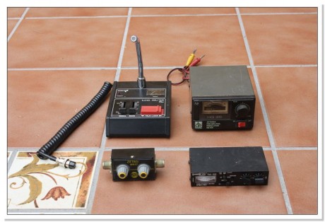 Hola a todos.
Vendo los objetos que se pueden ver en las fotos. Se trata de material para emisoras de 00