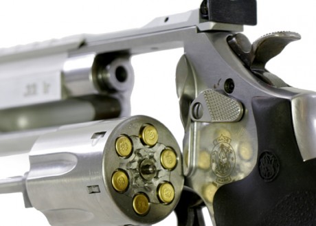 Hola
Casualmente me salió la foto de este revolver en el smith&wesson forum de los EEUU, un Holandés 00
