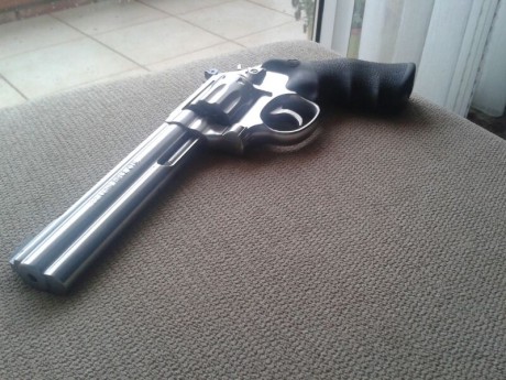 Hola
Casualmente me salió la foto de este revolver en el smith&wesson forum de los EEUU, un Holandés 11