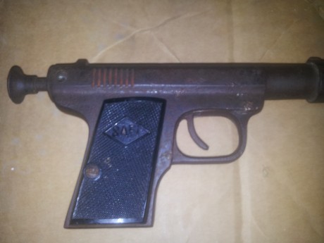 Hola amigos
Por una de esas casualidades de la vida ayer me mostraron una pistolilla de la que su dueño 01