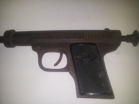 Hola amigos
Por una de esas casualidades de la vida ayer me mostraron una pistolilla de la que su dueño 00