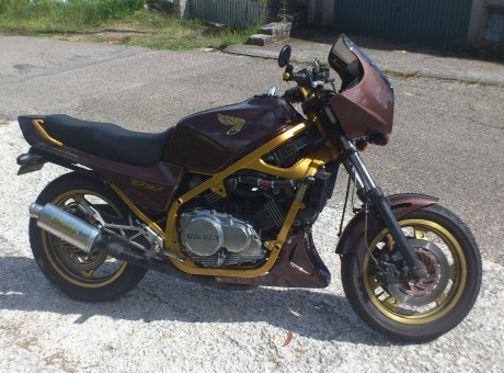 La vendo por usarla poco... por problemas de salud.... 1500km en 2 años...

Honda VF750F interceptor motor 02
