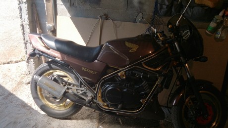 La vendo por usarla poco... por problemas de salud.... 1500km en 2 años...

Honda VF750F interceptor motor 01