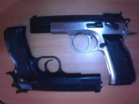 hola a todos

esta arma es de un socio de mi club. es una buena arma pero no sabemos que valor tendría 70