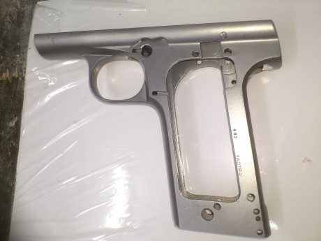 Hola,acabo de adquirir una astra 400 en la subasta de mi zona y tengo una duda,esta pistola no tiene ningun 20