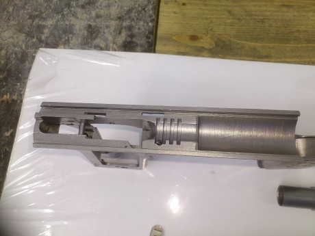 Hola,acabo de adquirir una astra 400 en la subasta de mi zona y tengo una duda,esta pistola no tiene ningun 42