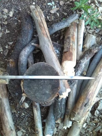 Os presento este cuchillo y la prueba realizada a esta pieza del artesano madrileño Guillermo Garcia (Garcimonte). 32