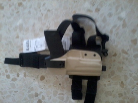 Vendo funda de pernera en kydex color arena con atalaje de tactical tailor color negro valida para las 00