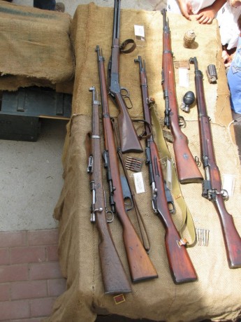  Buen corto !! pero hay una gran pega!! esos uniformes ni siquiera son españoles y esas escopetas de caza 162