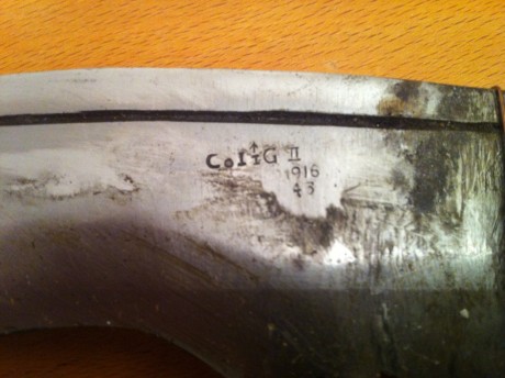 Hola buenos días.

Hace como treinta años me regalaron este cuchillo kukry en el que, junto a la empuñadura, 01