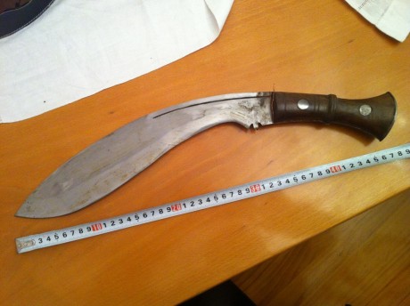 Hola buenos días.

Hace como treinta años me regalaron este cuchillo kukry en el que, junto a la empuñadura, 00