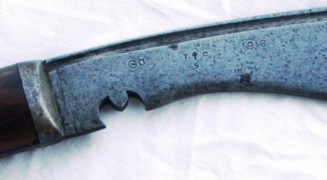 Hola buenos días.

Hace como treinta años me regalaron este cuchillo kukry en el que, junto a la empuñadura, 10