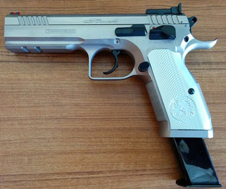 Pues eso, la referencia C002 de Tanfoglio, de 9mm y 25 cartuchos de capacidad: https://www.tanfoglio.it/shop/caricatori/ac001-2-elevatore-clone-2-3.html