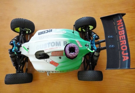 Un amigo que no se maneja con internet vende este coche radio control marca SOCIATES CON MOTOR NAVAROSSI 00